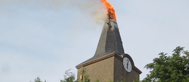 Clocher en feu