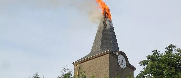 Clocher en feu