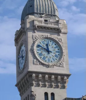 Restoration of the station de Lyon clock Restoration of the station de Lyon clock